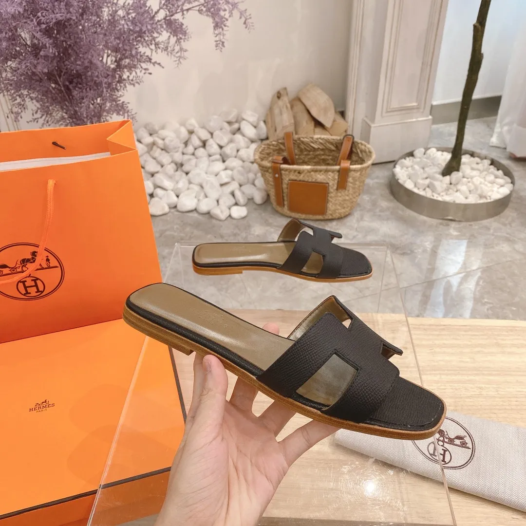 👟👟Ex-factory price 300👟👟 Genuine leather sole +40 🦄Hermès "Palm Print" has added new color sandals, "Year-round shipment" with three-dimensional concave and convex feeling on the classic "H" upper... It is a must-have item in your wardrobe, and it is magically versatile in this summer! This model fully demonstrates the classic Hermès style "palm print". Classic calfskin material ~ imported sheepskin. Lining 🐎Size: 34~42. Heel height ② type: low heel 1.5cm. Medium heel 4.5cm. Genuine leather sole +40 rubber sole.